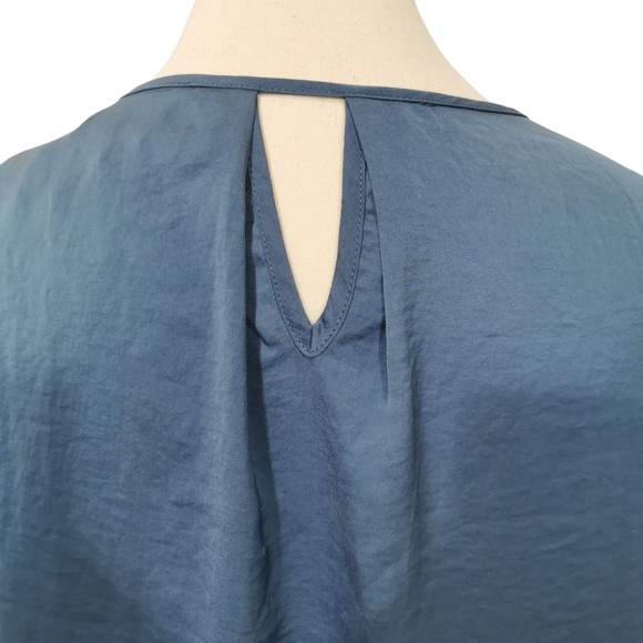 Olive and Oak Silky Scoop Neck Keyhole Back Cap Sleeve Blue Blouse - Sz M - Picture 5 of 9